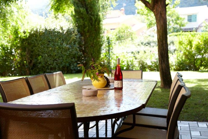Villa i syd Frankrike - stor spisebord på terrassen